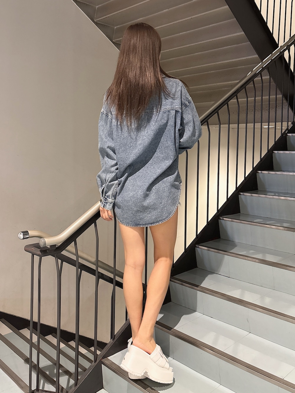 ブルー系のシャツ/ブラウス、ブルー系のデニムパンツ、ホワイト系のサンダルを着用したレディースの春コーディネートの2枚目の写真