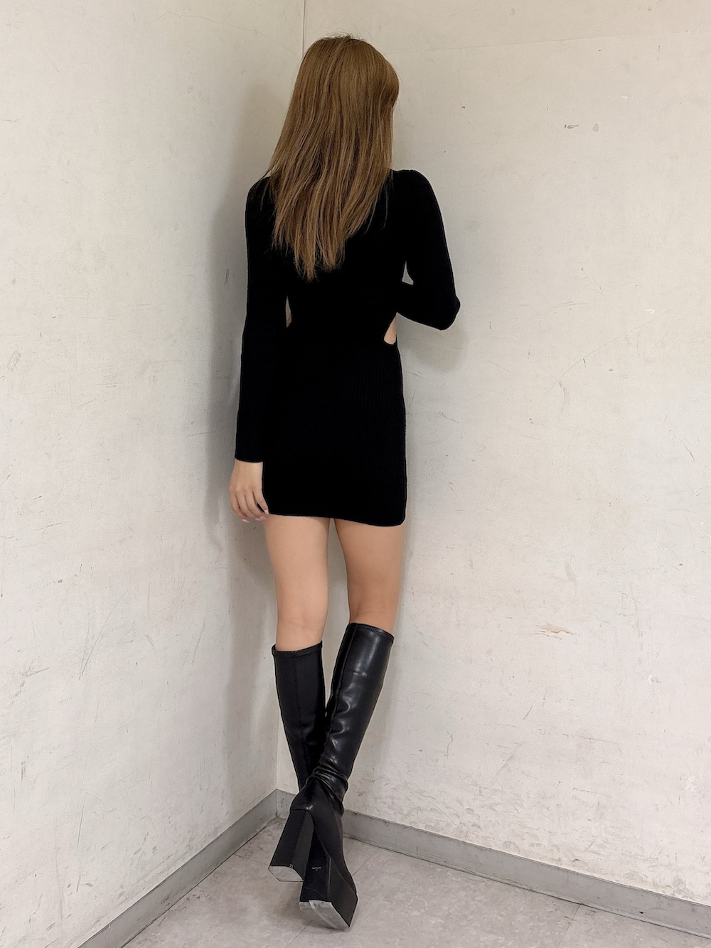 ブラック系のワンピース、ブラック系のブーツを着用したレディースの秋コーディネートの3枚目の写真