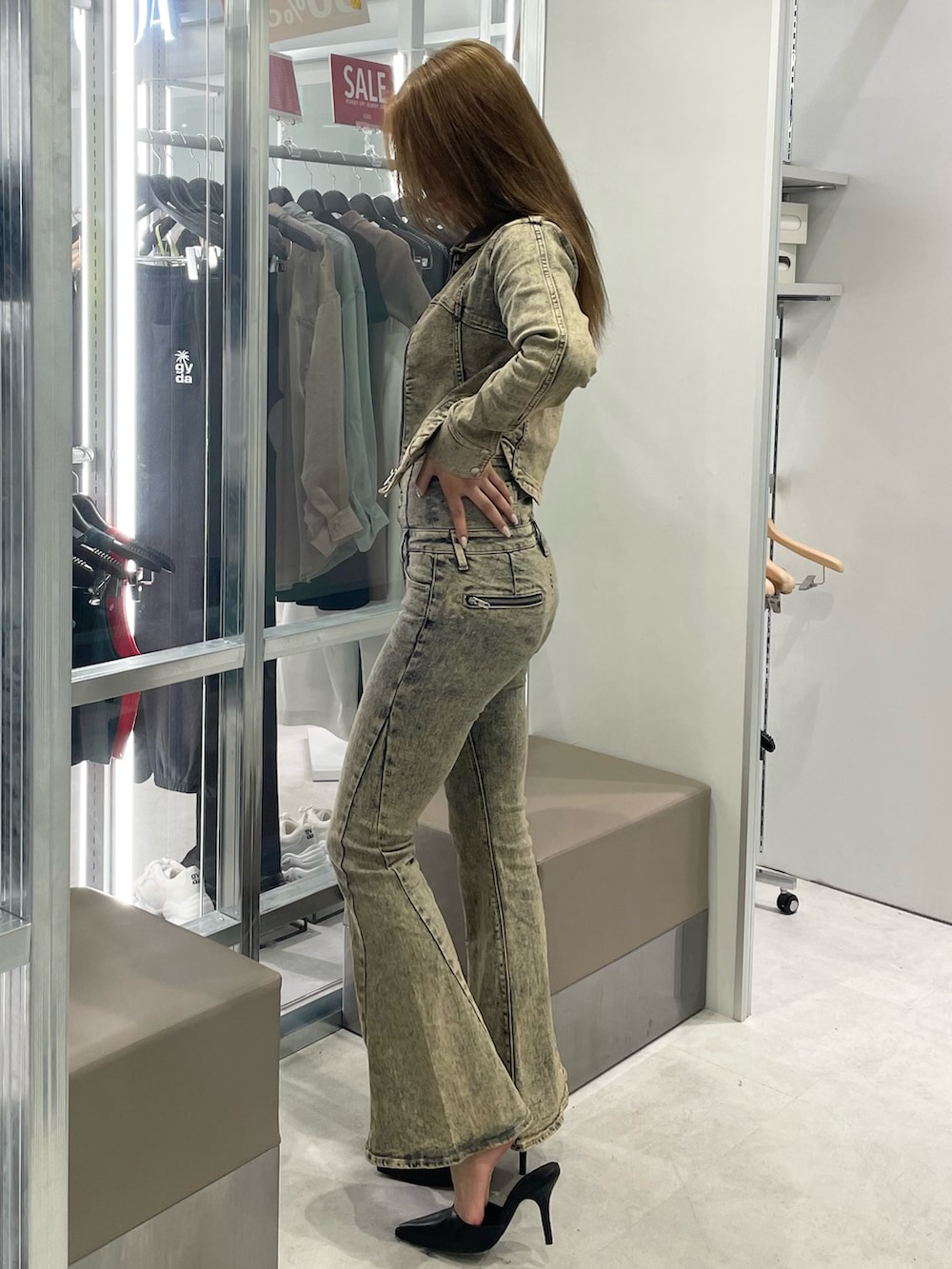 ブルー系のデニムジャケット、ブラック系のパンプス、ブラック系のキャミソールを着用したレディースの秋コーディネートの2枚目の写真