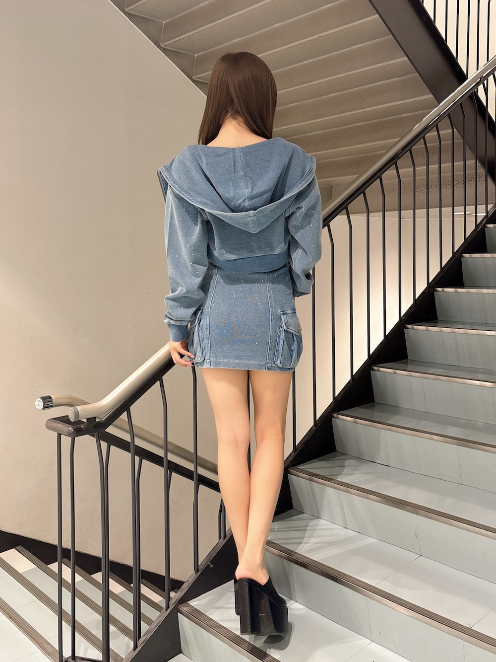 ブラック系のサンダル、ブルー系のパーカー、ブルー系のワンピースを着用したレディースの夏コーディネートの3枚目の写真