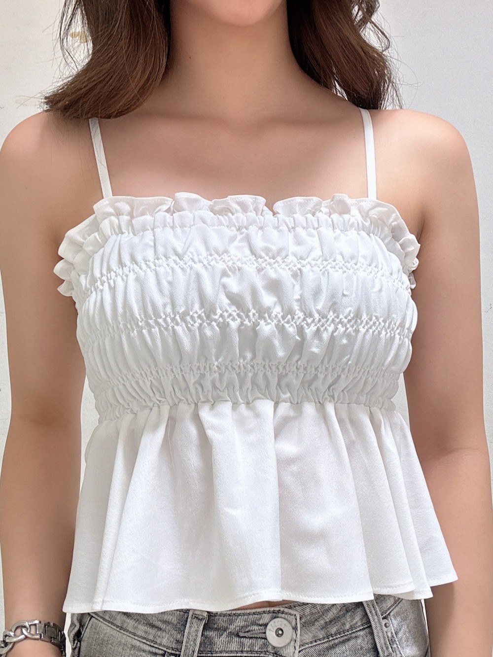 グレー系のデニムパンツ、ホワイト系のシャツ/ブラウス、その他のサンダルを着用したレディースの夏コーディネートの4枚目の写真