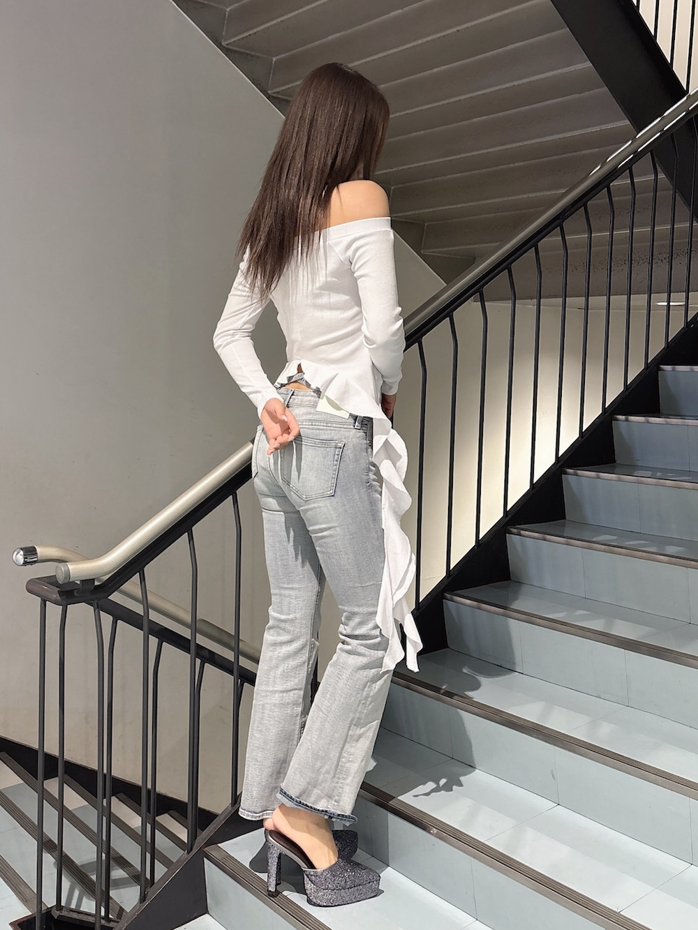 ホワイト系のTシャツ/カットソー、ブルー系のデニムパンツ、グレー系のパンプスを着用したレディースの春コーディネートの2枚目の写真