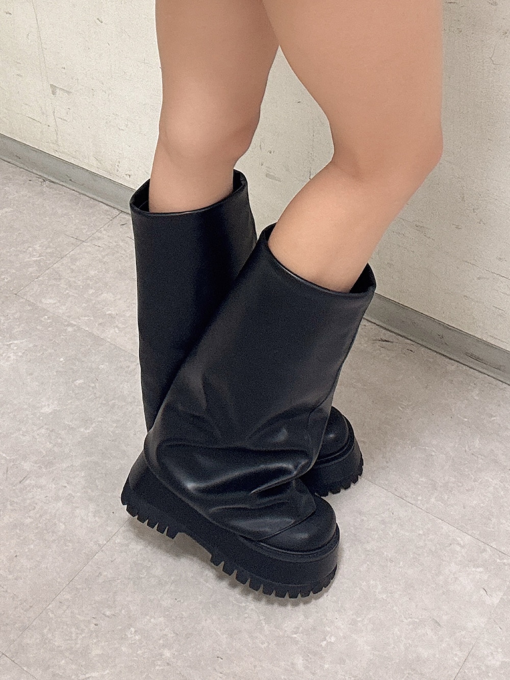 その他のパーカー、その他のスカート、ブラック系のブーツを着用したレディースの冬コーディネートの6枚目の写真