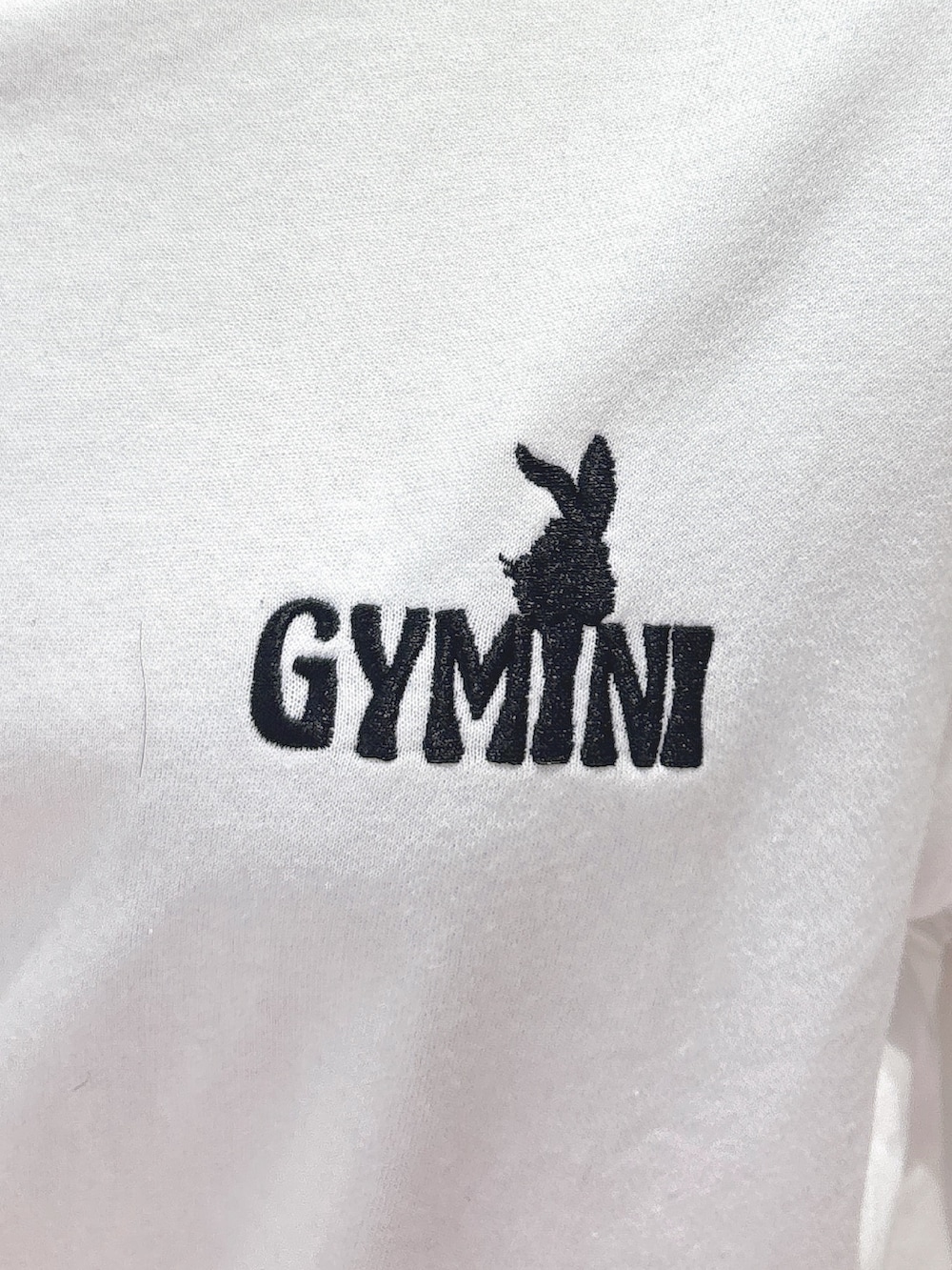 ホワイト系のスウェット、ホワイト系のスウェットパンツ、ブラック系のブーツを着用したレディースの冬コーディネートの4枚目の写真