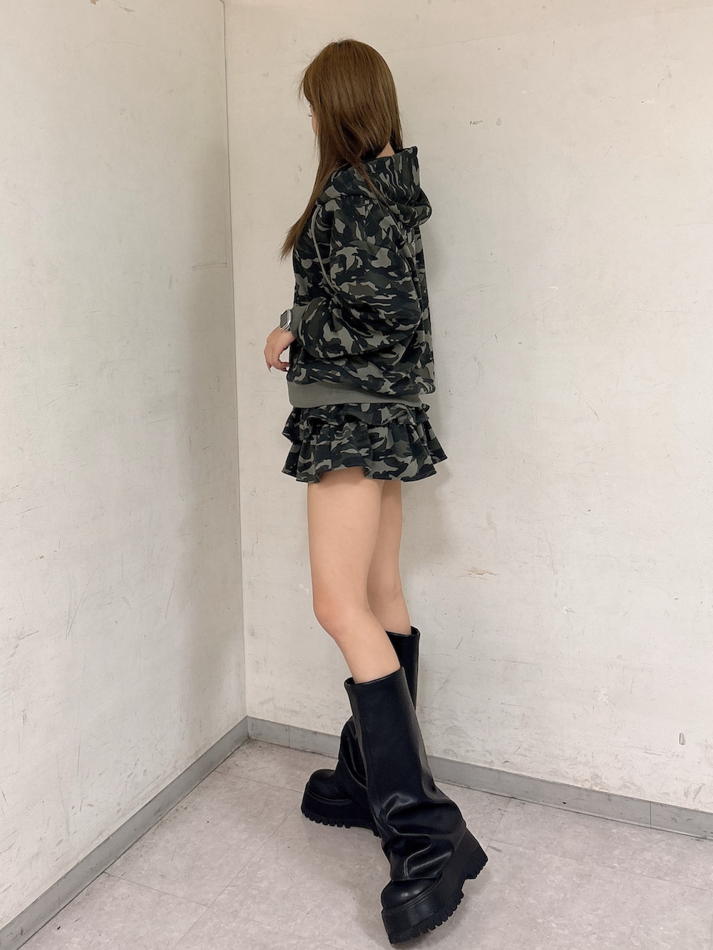 その他のパーカー、その他のスカート、ブラック系のブーツを着用したレディースの冬コーディネートの2枚目の写真