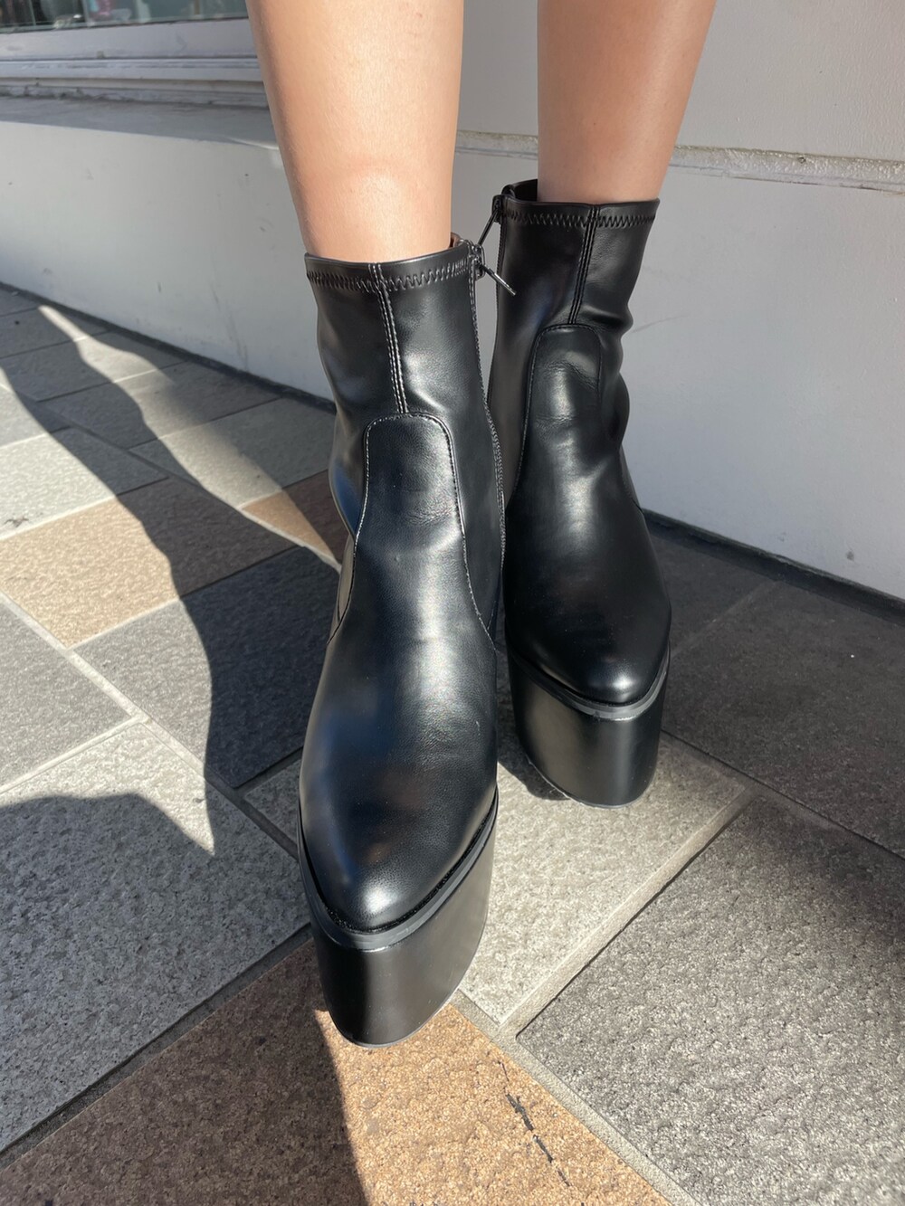 ブラック系のワンピース、ブラック系のブーツを着用したレディースの冬コーディネートの5枚目の写真