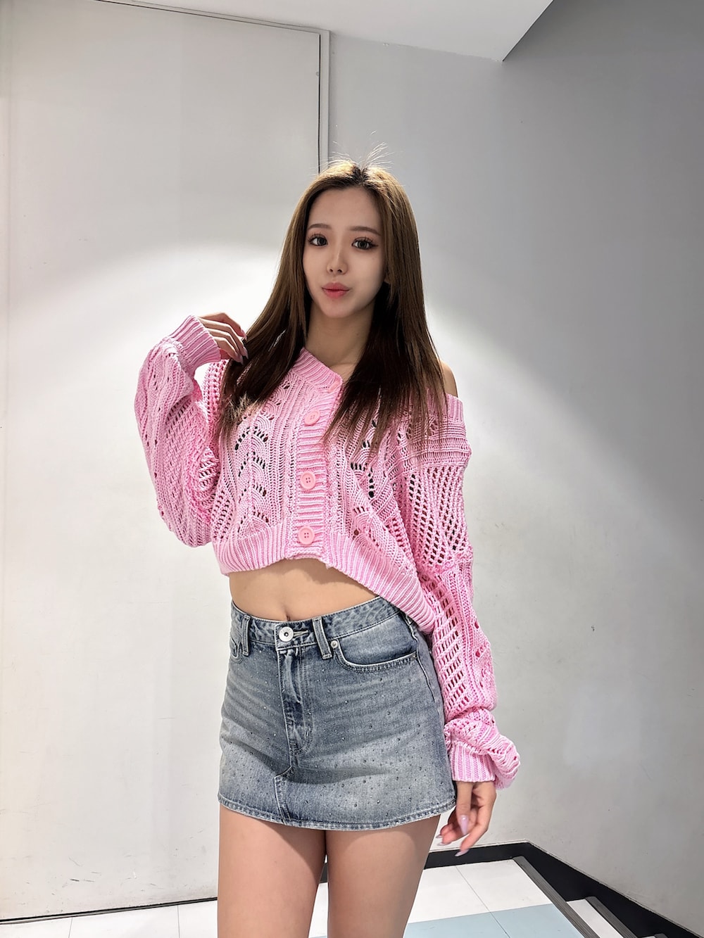 ブラック系のサンダル、ブルー系のデニムスカート、ピンク系のニット/セーターを着用したレディースの春コーディネートの4枚目の写真