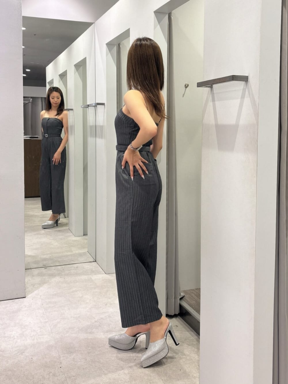 シルバー系のパンプス、グレー系のつなぎ/オールインワンを着用したレディースの秋コーディネートの2枚目の写真