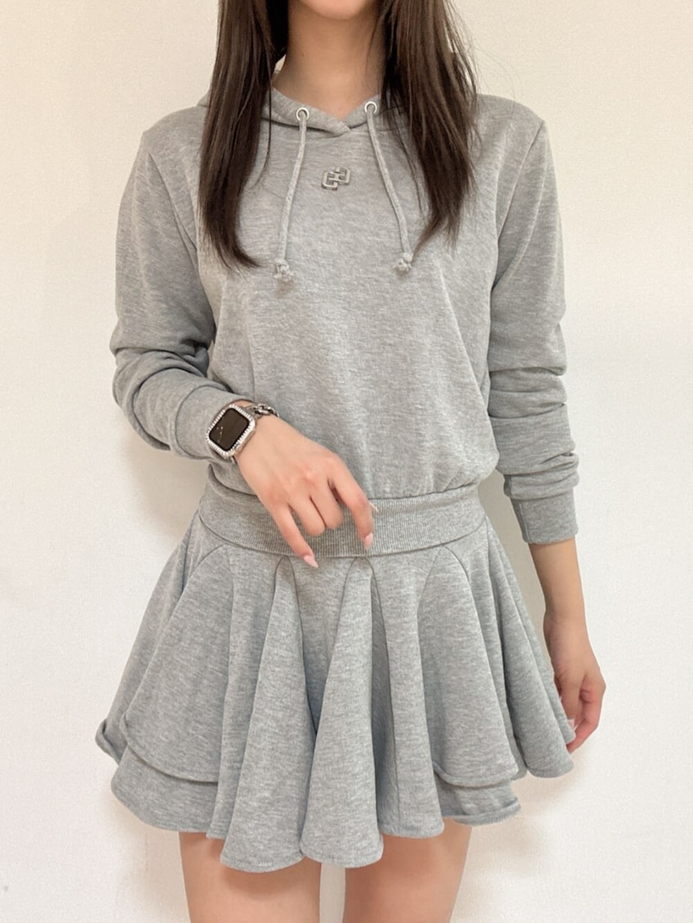 ブラック系のブーツ、グレー系のワンピースを着用したレディースの冬コーディネートの4枚目の写真