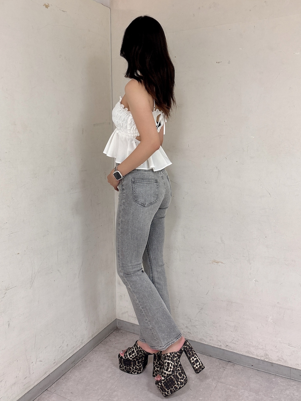 グレー系のデニムパンツ、ホワイト系のシャツ/ブラウス、その他のサンダルを着用したレディースの夏コーディネートの2枚目の写真