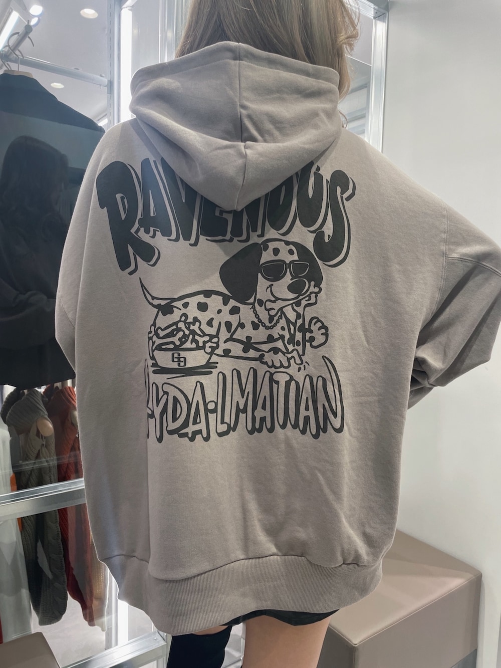 ベージュ系のパーカー、ブラック系のブーツ、ブラック系のスカートを着用したレディースの秋コーディネートの4枚目の写真