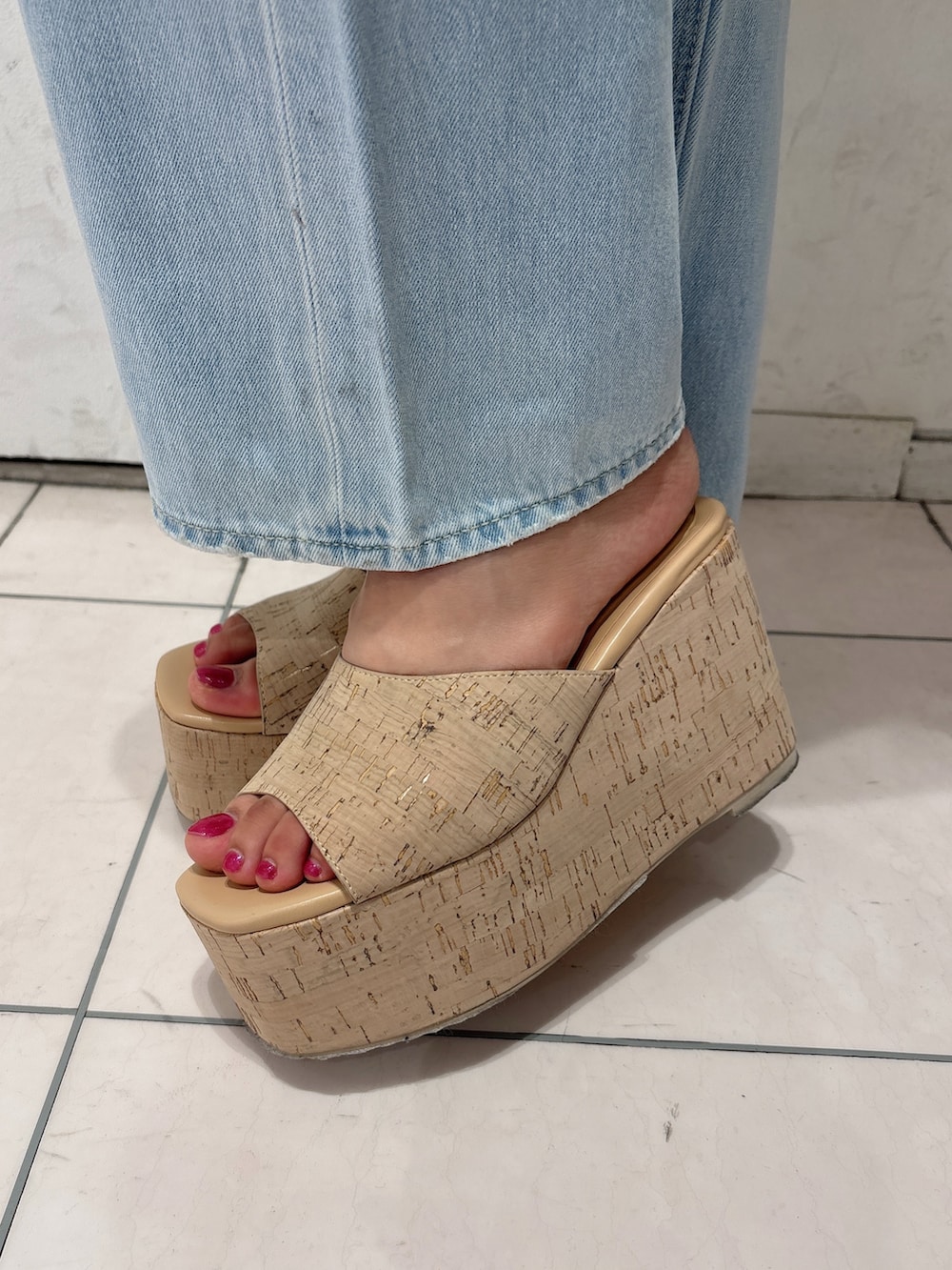 ホワイト系のサンダル、ブルー系のデニムパンツ、ホワイト系のTシャツ/カットソーを着用したレディースの春コーディネートの8枚目の写真