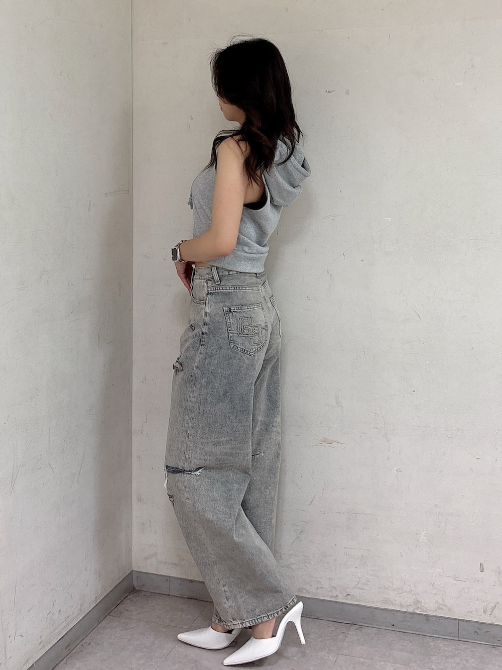 グレー系のTシャツ/カットソー、ブルー系のデニムパンツ、ホワイト系のパンプスを着用したレディースの夏コーディネートの2枚目の写真