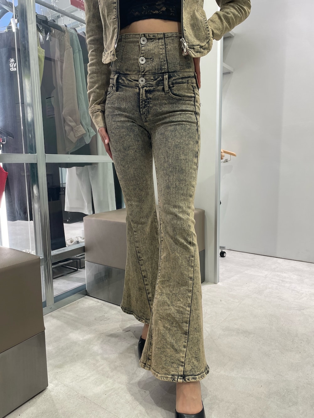 ブルー系のデニムジャケット、ブラック系のパンプス、ブラック系のキャミソールを着用したレディースの秋コーディネートの6枚目の写真