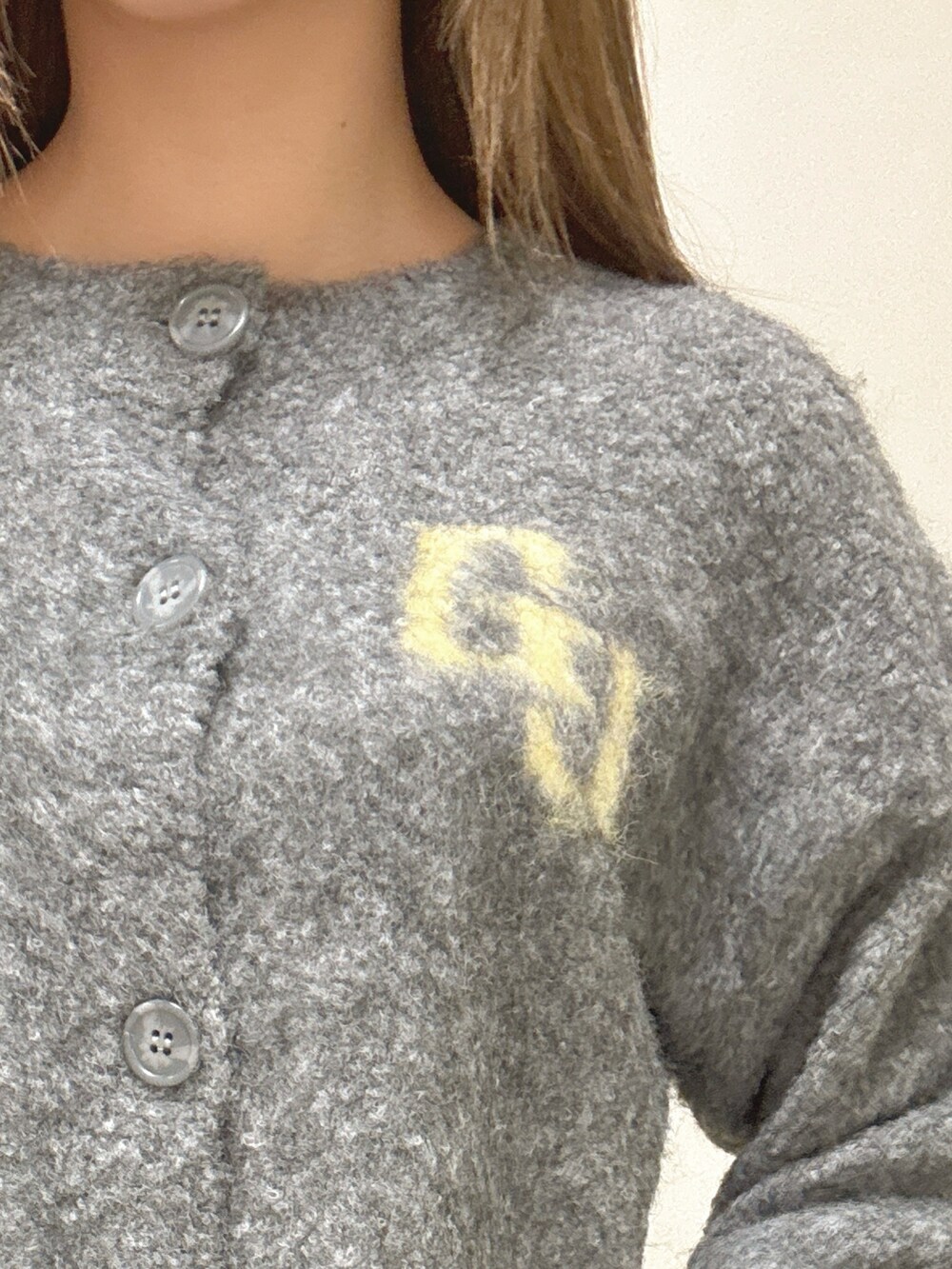 グレー系のカーディガン/ボレロ、ブラック系のデニムパンツ、ブラック系のパンプスを着用したレディースの秋コーディネートの4枚目の写真