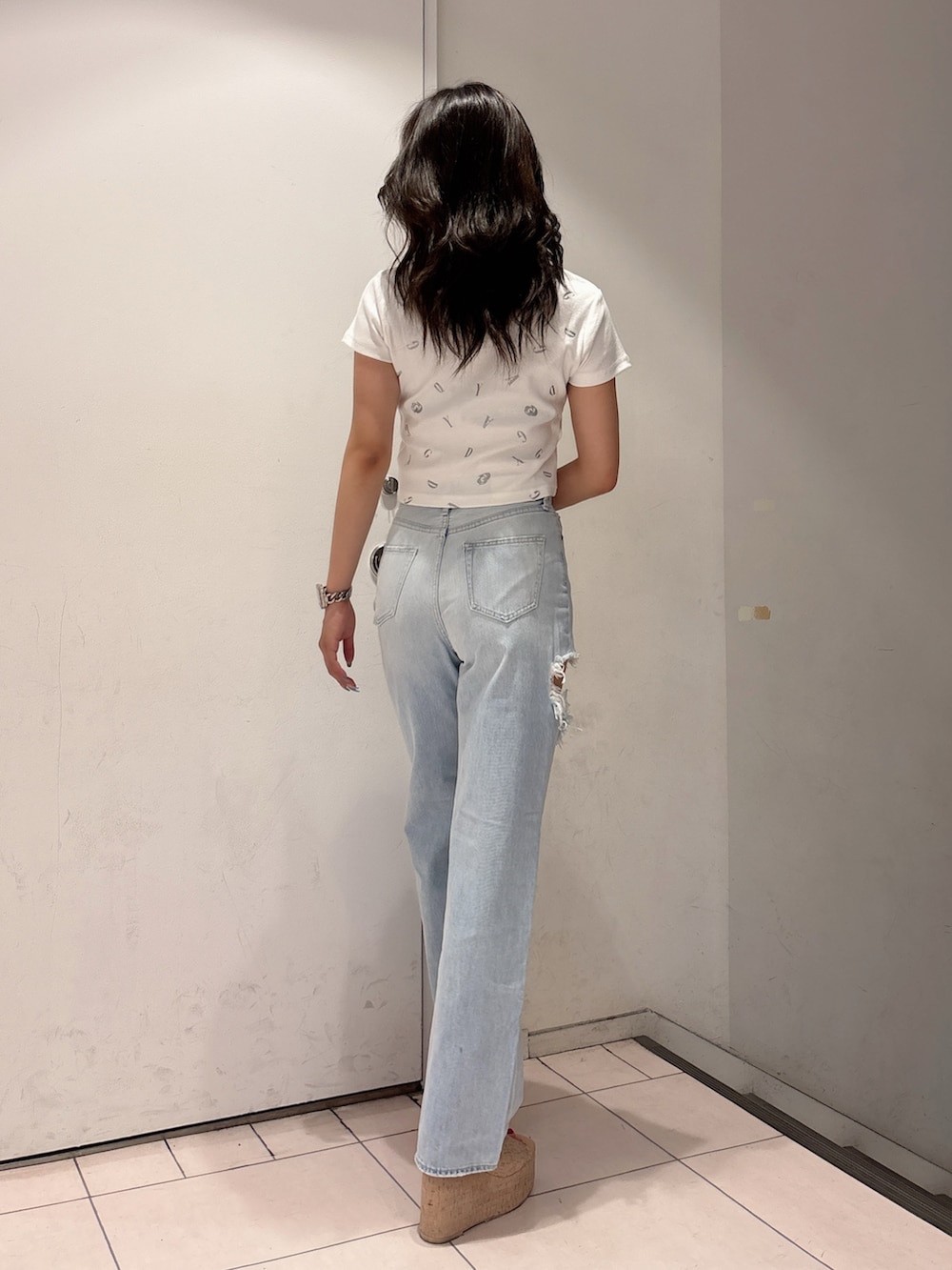 ホワイト系のサンダル、ブルー系のデニムパンツ、ホワイト系のTシャツ/カットソーを着用したレディースの春コーディネートの3枚目の写真