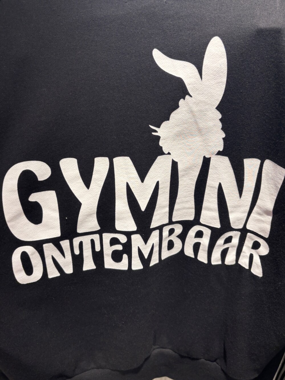 ブラック系のスウェット、ブラック系のスウェットパンツ、ブラック系のブーツを着用したレディースの冬コーディネートの5枚目の写真