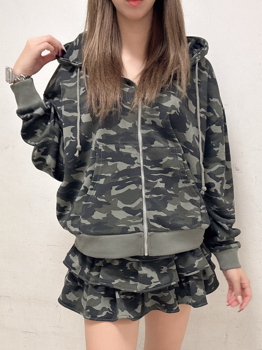 その他のパーカー、その他のスカート、ブラック系のブーツを着用したレディースの冬コーディネートの4枚目の写真