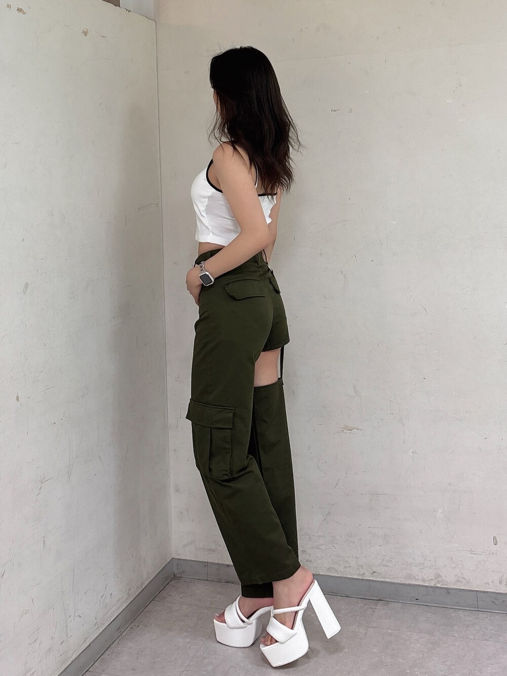 ベージュ系のその他パンツ、ホワイト系のキャミソール、ホワイト系のサンダルを着用したレディースの夏コーディネートの2枚目の写真