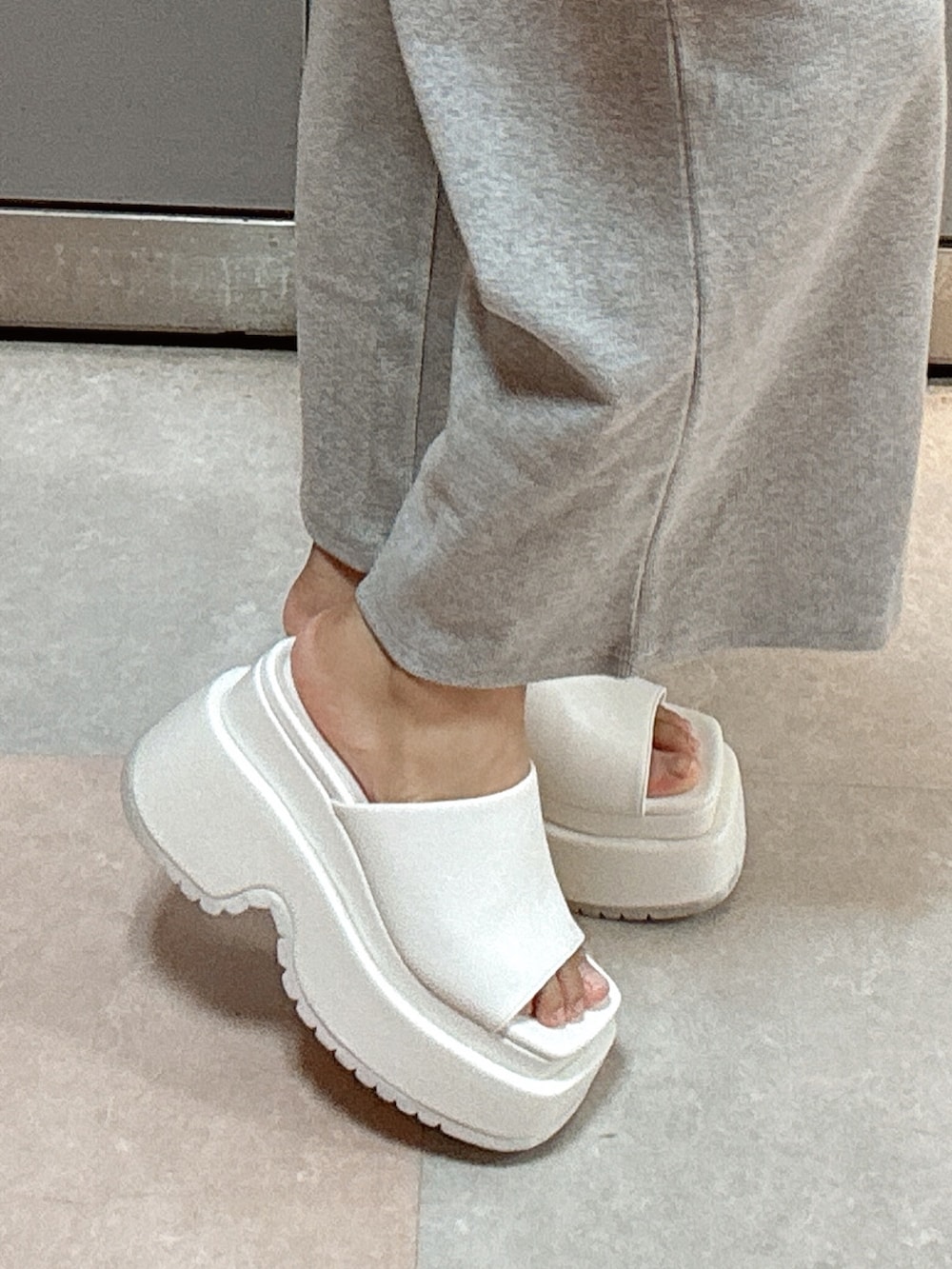 グレー系のつなぎ/オールインワン、ホワイト系のサンダルを着用したレディースの夏コーディネートの5枚目の写真