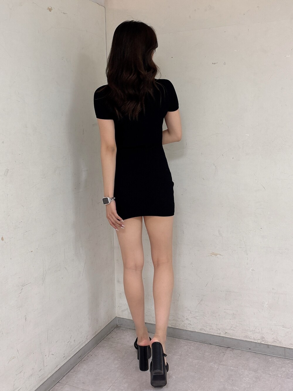 ブラック系のサンダル、ブラック系のワンピースを着用したレディースの夏コーディネートの3枚目の写真