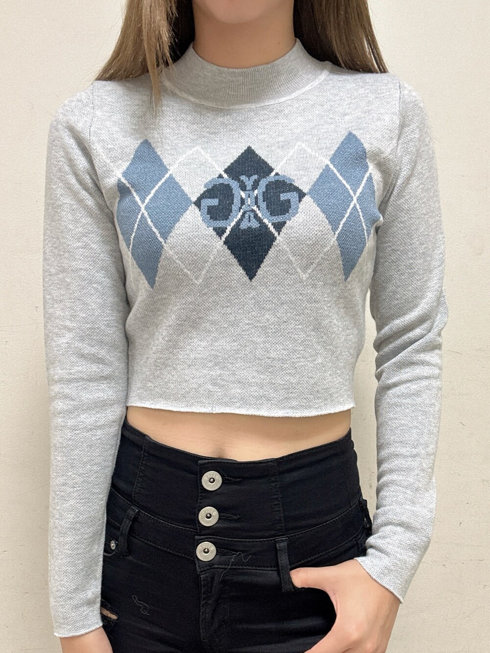 グレー系のニット/セーター、ブラック系のデニムパンツ、ブラック系のパンプスを着用したレディースの秋コーディネートの4枚目の写真