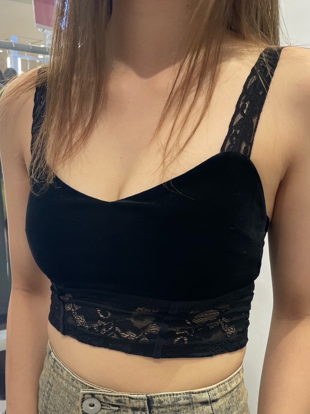 ブルー系のデニムジャケット、ブラック系のパンプス、ブラック系のキャミソールを着用したレディースの秋コーディネートの5枚目の写真