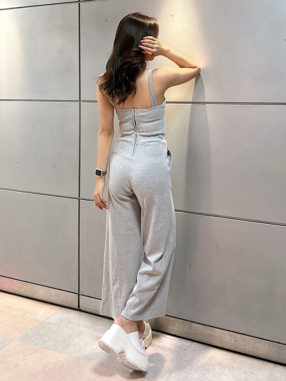 グレー系のつなぎ/オールインワン、ホワイト系のサンダルを着用したレディースの夏コーディネートの3枚目の写真