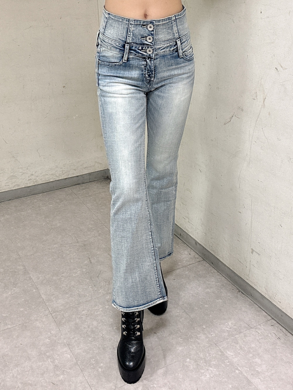 グレー系のニット/セーター、ブルー系のデニムパンツ、ブラック系のブーツを着用したレディースの冬コーディネートの5枚目の写真