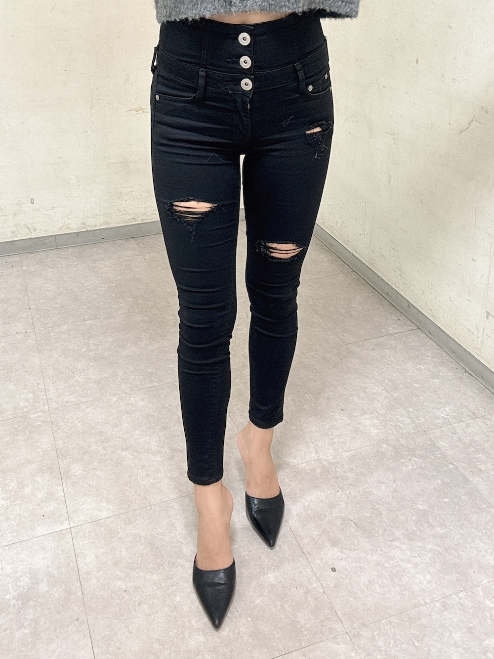 グレー系のカーディガン/ボレロ、ブラック系のデニムパンツ、ブラック系のパンプスを着用したレディースの秋コーディネートの6枚目の写真