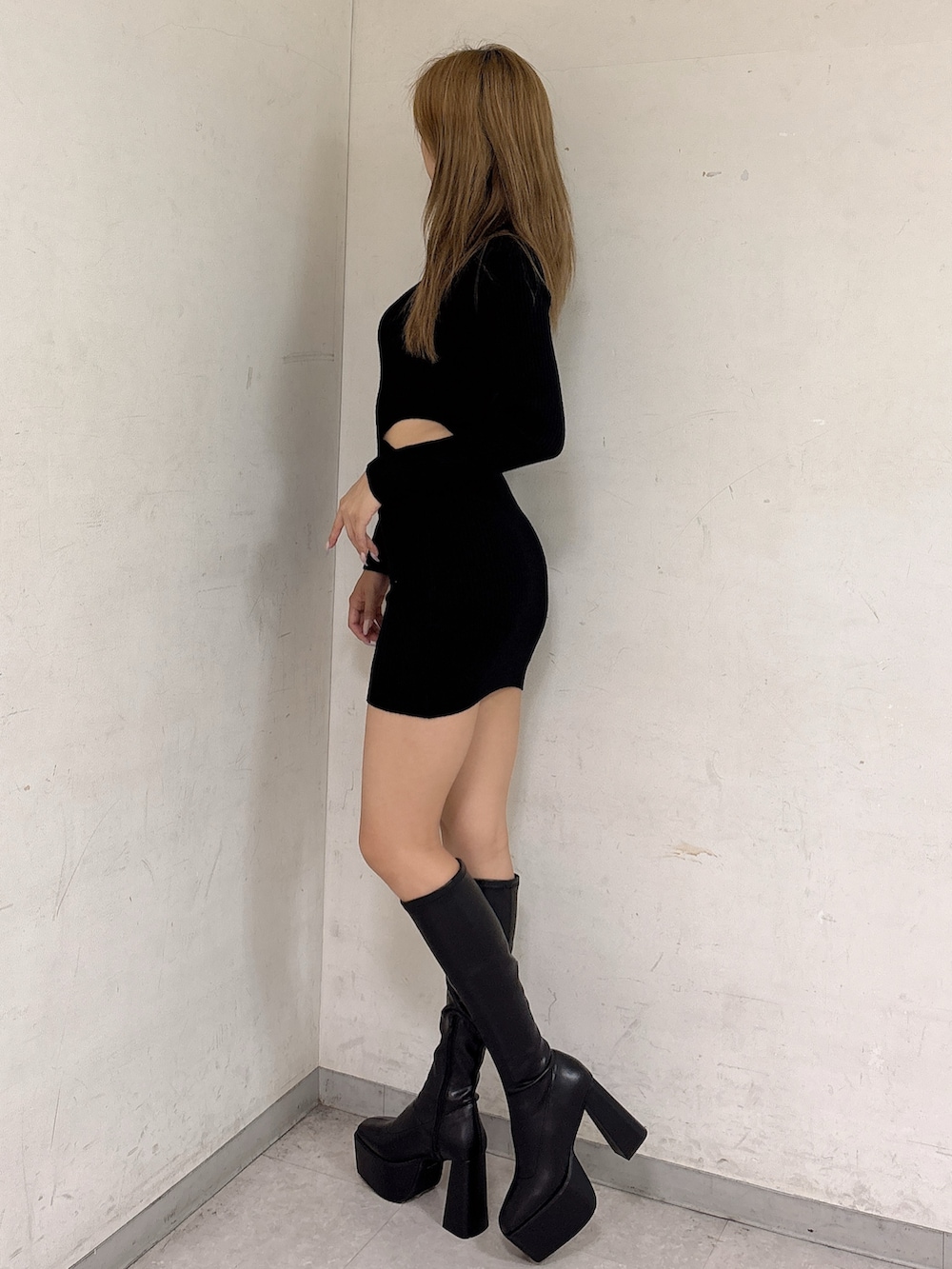 ブラック系のワンピース、ブラック系のブーツを着用したレディースの秋コーディネートの2枚目の写真