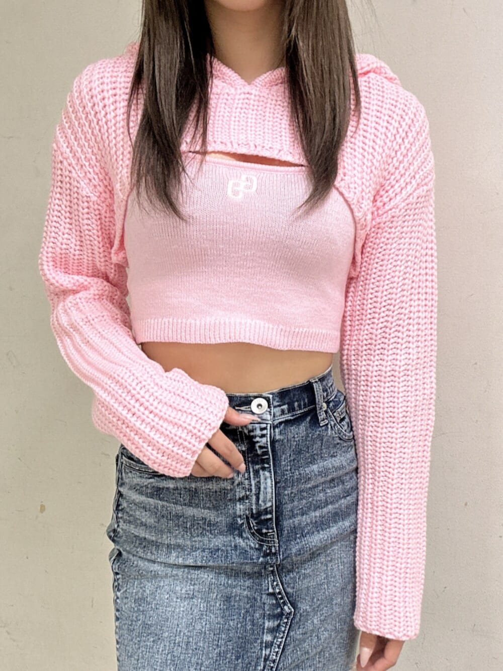 ブラック系のブーツ、ピンク系のニット/セーター、ブルー系のデニムスカートを着用したレディースの冬コーディネートの4枚目の写真