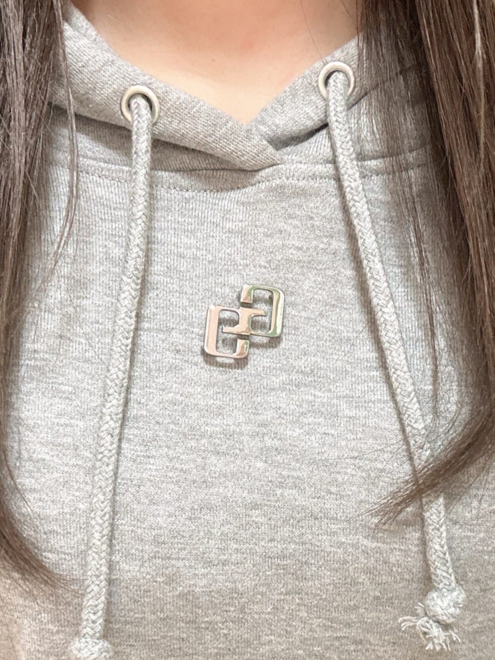 ブラック系のブーツ、グレー系のワンピースを着用したレディースの冬コーディネートの5枚目の写真