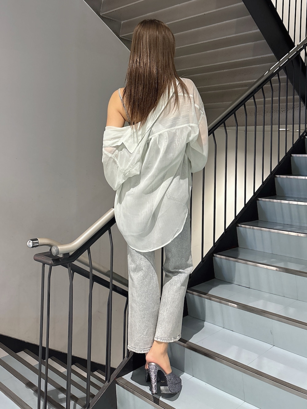 ブルー系のつなぎ/オールインワン、グリーン系のシャツ/ブラウス、グレー系のパンプスを着用したレディースの春コーディネートの2枚目の写真