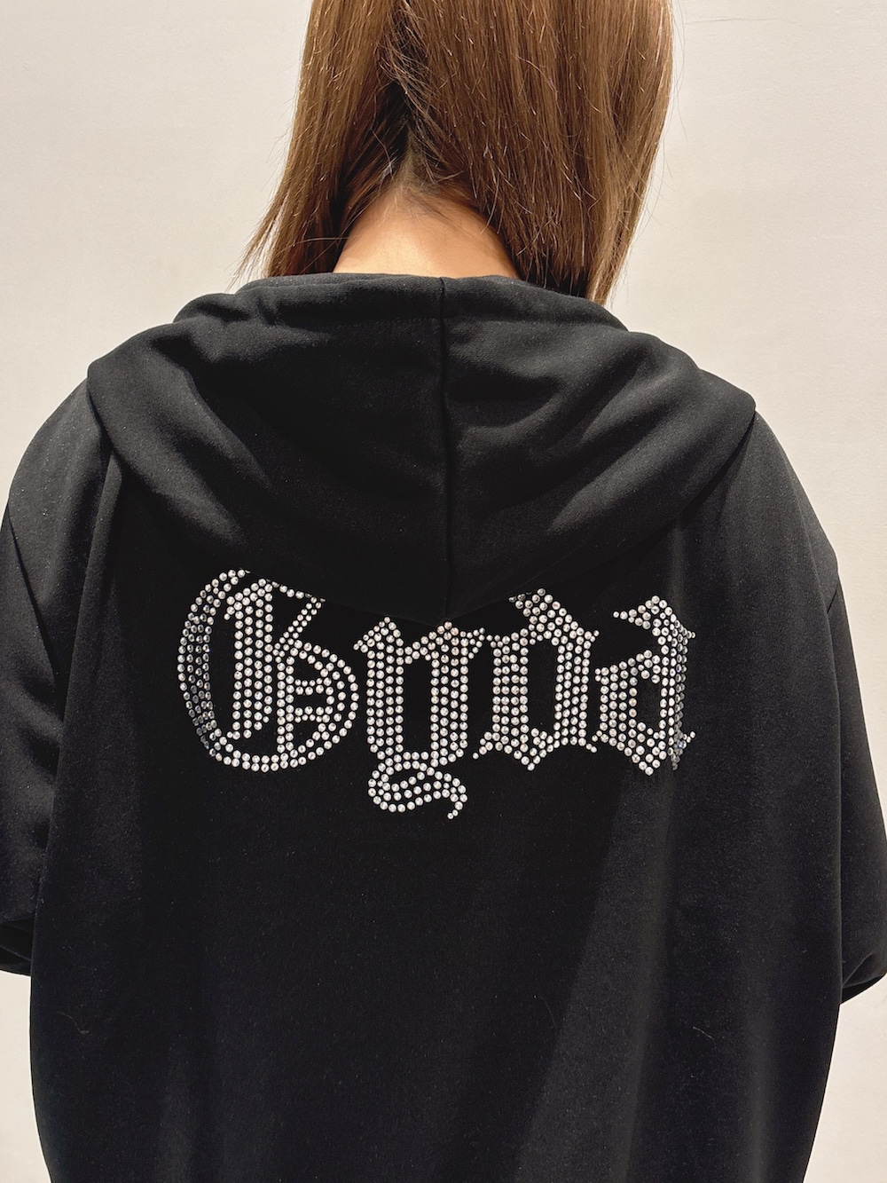 ブルー系のデニムスカート、ブラック系のブーツ、ブラック系のパーカーを着用したレディースの秋コーディネートの5枚目の写真