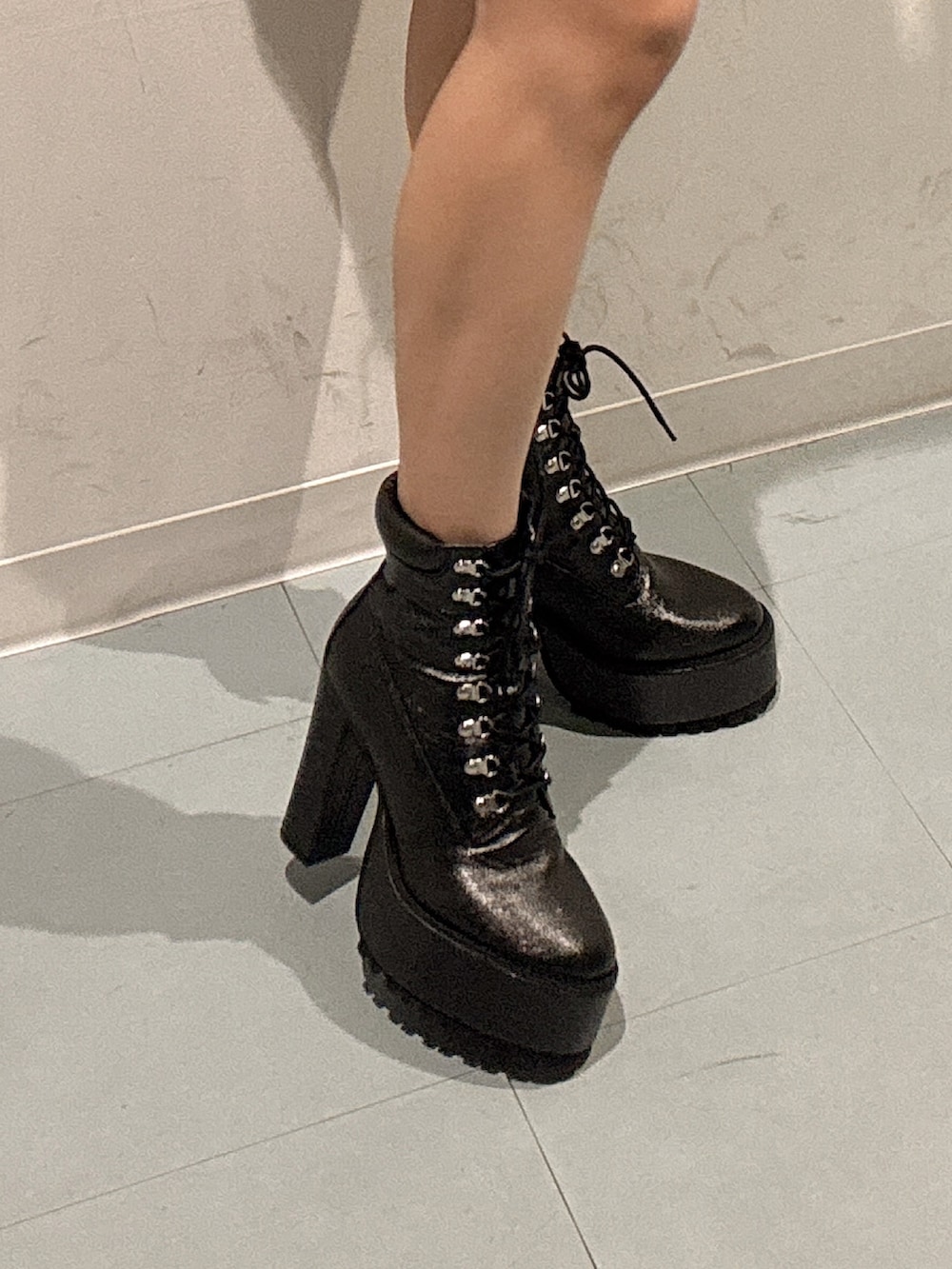 ブルー系のデニムジャケット、ブラック系のデニムパンツ、ブラック系のチューブトップを着用したレディースの春コーディネートの5枚目の写真