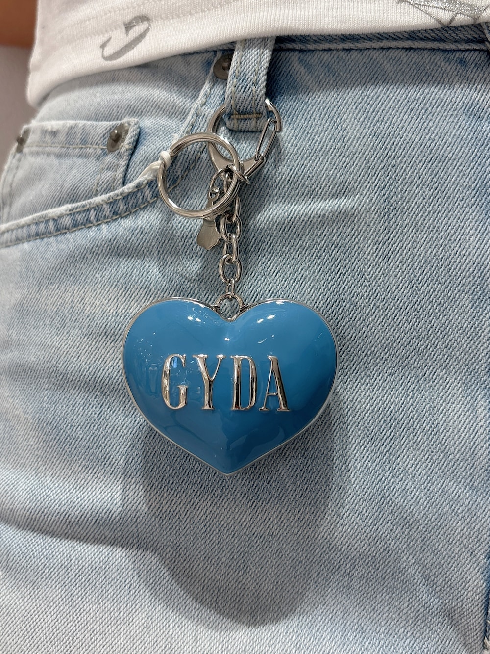 ホワイト系のサンダル、ブルー系のデニムパンツ、ホワイト系のTシャツ/カットソーを着用したレディースの春コーディネートの7枚目の写真