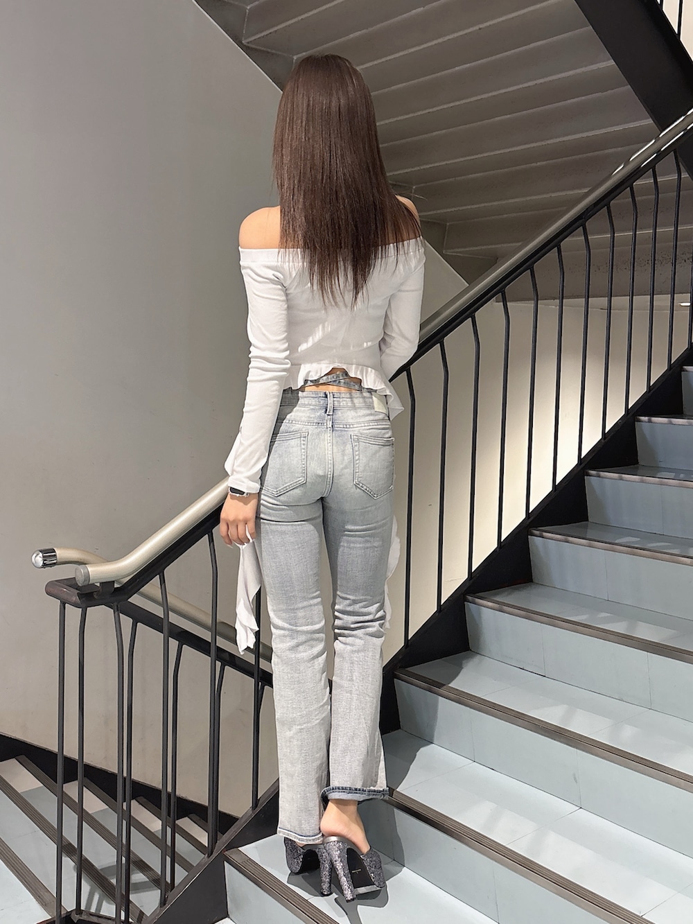 ホワイト系のTシャツ/カットソー、ブルー系のデニムパンツ、グレー系のパンプスを着用したレディースの春コーディネートの3枚目の写真