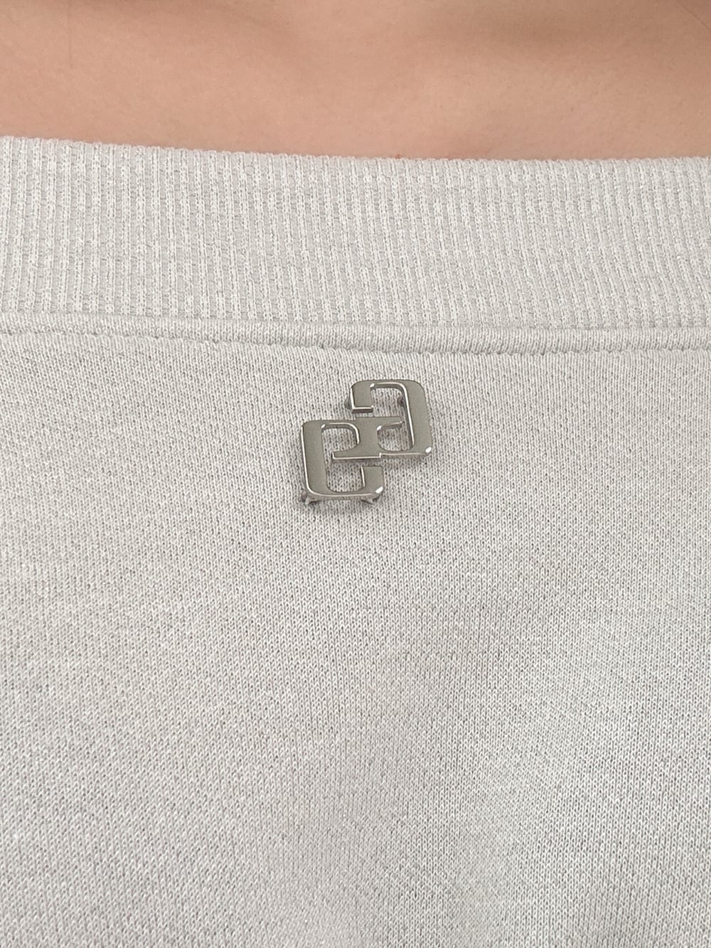 ホワイト系のTシャツ/カットソー、ブラック系のデニムパンツ、ブラック系のブーツを着用したレディースの冬コーディネートの4枚目の写真