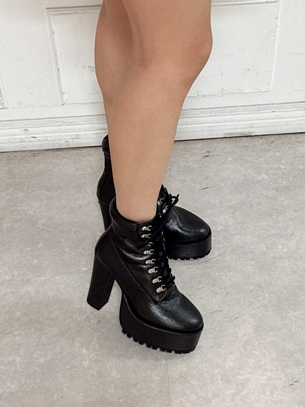 ブラック系のブーツ、グレー系のワンピースを着用したレディースの冬コーディネートの6枚目の写真