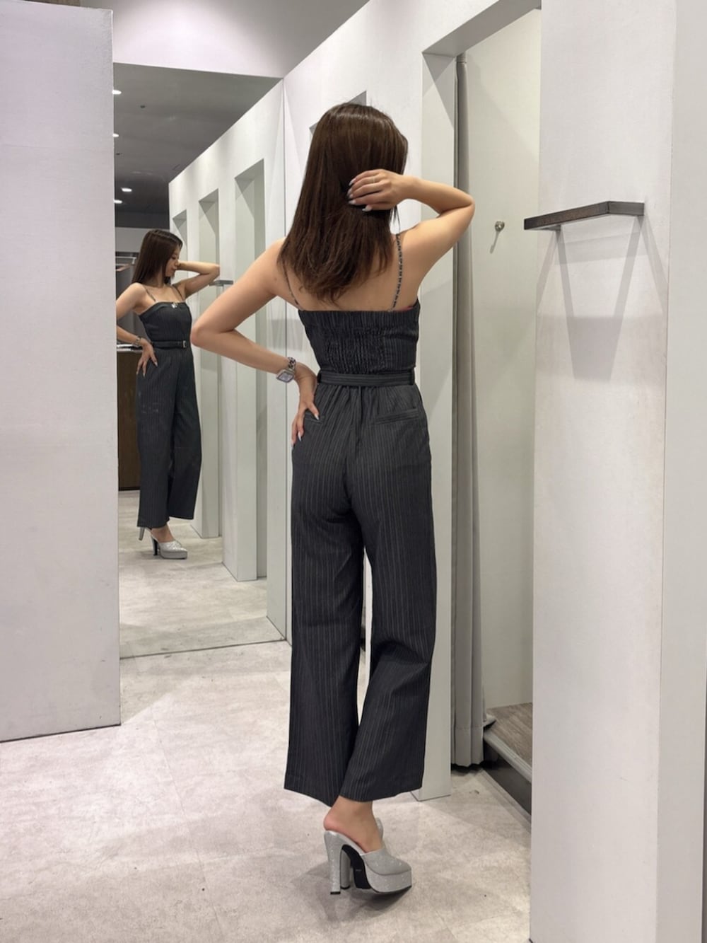 シルバー系のパンプス、グレー系のつなぎ/オールインワンを着用したレディースの秋コーディネートの3枚目の写真