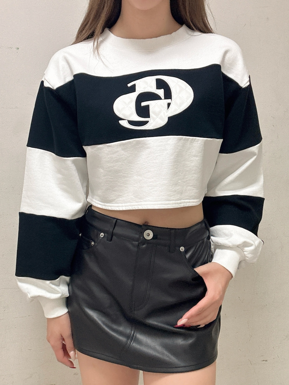 ホワイト系のTシャツ/カットソー、ブラック系のスカート、ホワイト系のブーツを着用したレディースの冬コーディネートの4枚目の写真