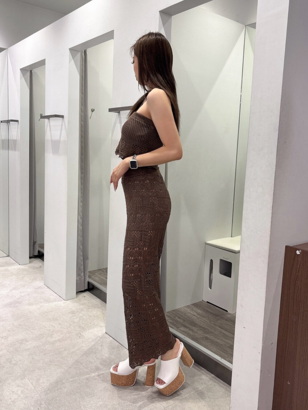 ホワイト系のサンダル、ブラウン系のその他パンツ、ブラウン系のキャミソールを着用したレディースの夏コーディネートの2枚目の写真