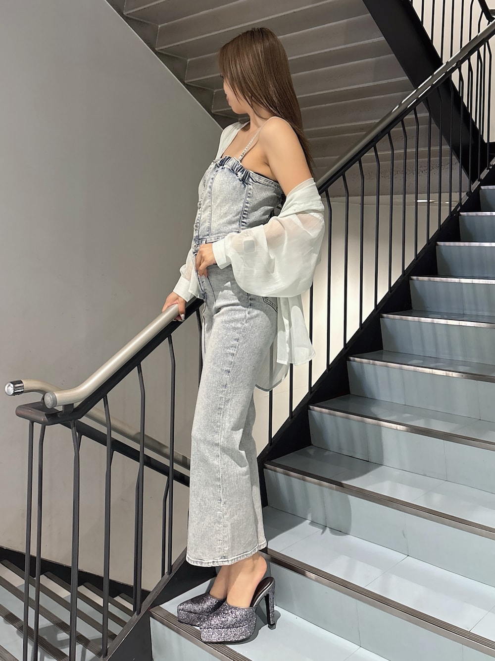 ブルー系のつなぎ/オールインワン、グリーン系のシャツ/ブラウス、グレー系のパンプスを着用したレディースの春コーディネートの3枚目の写真