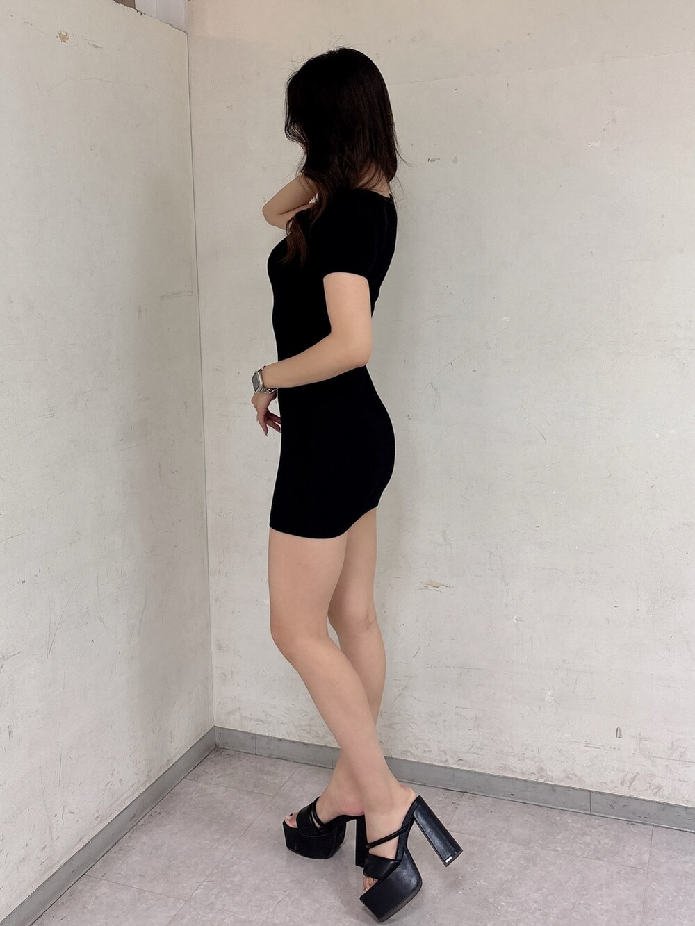 ブラック系のサンダル、ブラック系のワンピースを着用したレディースの夏コーディネートの2枚目の写真