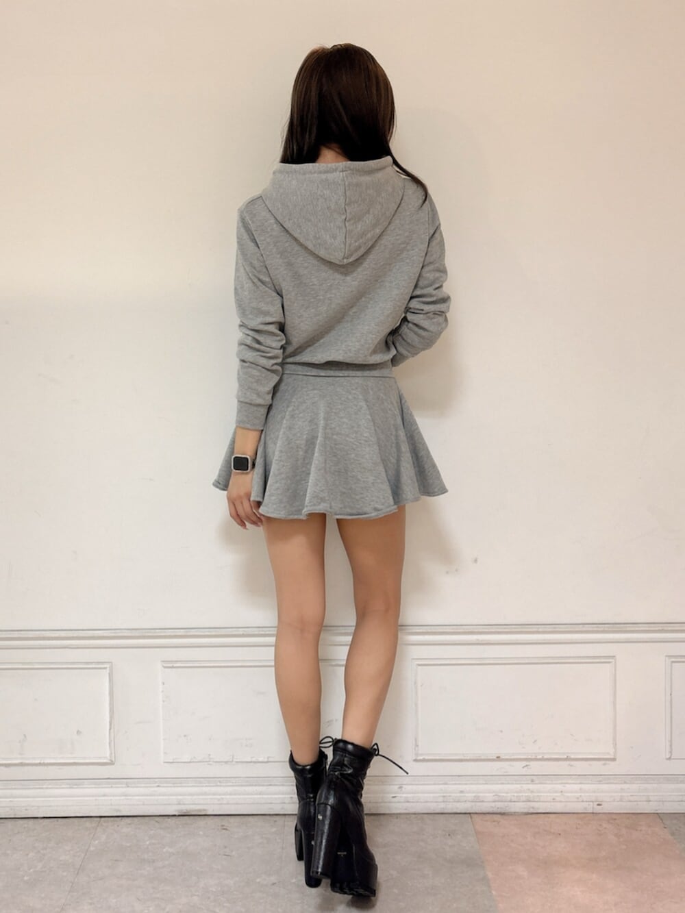 ブラック系のブーツ、グレー系のワンピースを着用したレディースの冬コーディネートの3枚目の写真