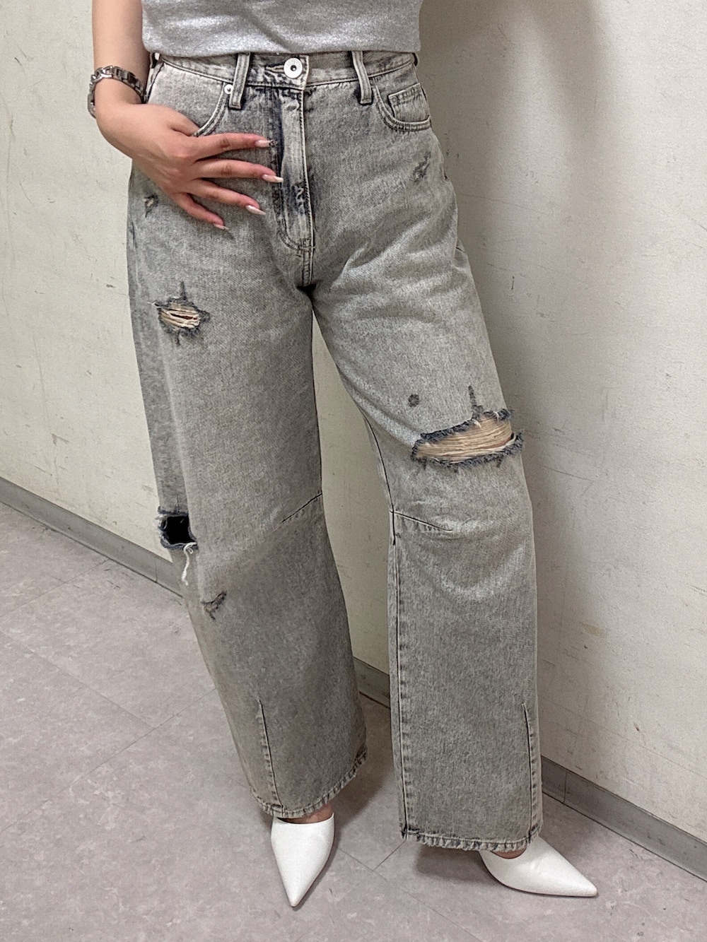 グレー系のTシャツ/カットソー、ブルー系のデニムパンツ、ホワイト系のパンプスを着用したレディースの夏コーディネートの6枚目の写真