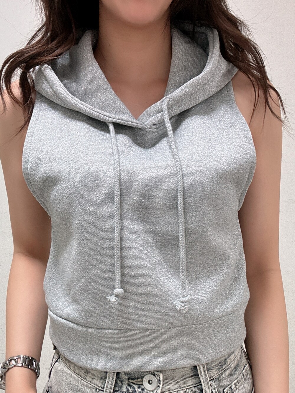 グレー系のTシャツ/カットソー、ブルー系のデニムパンツ、ホワイト系のパンプスを着用したレディースの夏コーディネートの4枚目の写真
