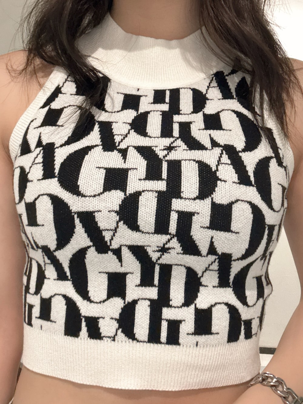 ブルー系のデニムパンツ、ホワイト系のニット/セーター、ホワイト系のパンプスを着用したレディースの春コーディネートの4枚目の写真