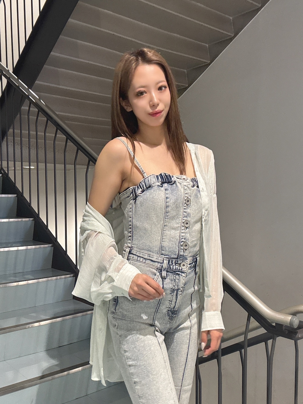 ブルー系のつなぎ/オールインワン、グリーン系のシャツ/ブラウス、グレー系のパンプスを着用したレディースの春コーディネートの4枚目の写真